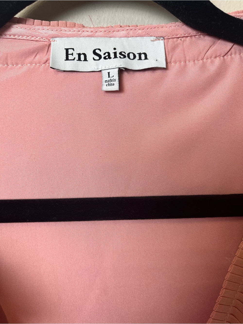 En Saison Women's Pink Ruffle V-Neck Tie Front Blouse - Picture 4 of 5